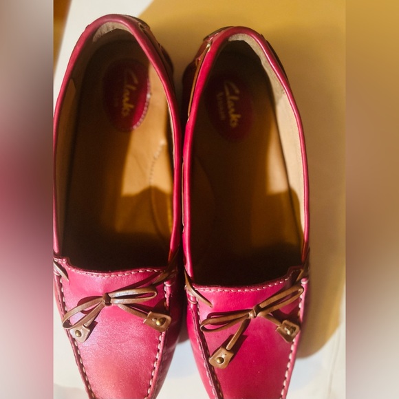 Clarks Women's Pink Moccasins with Bow Detail - Picture 2 of 4